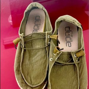 Size 9 hey dudes with dr scholls inserts! VGUC